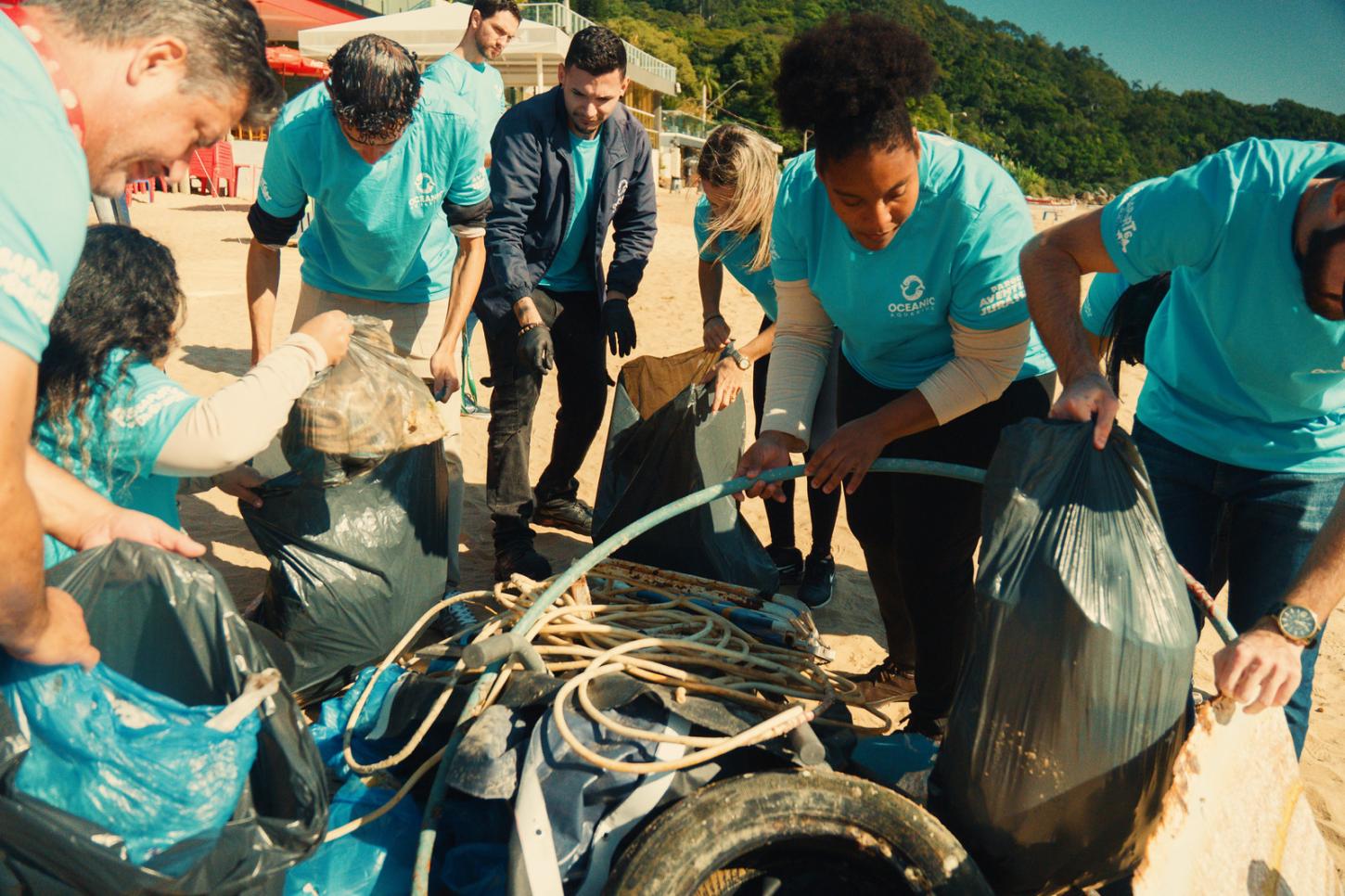 Chinelos, pneus e sucata: ação do Grupo Oceanic remove 80 quilos de resíduos na Praia de Laranjeiras, em Santa Catarina