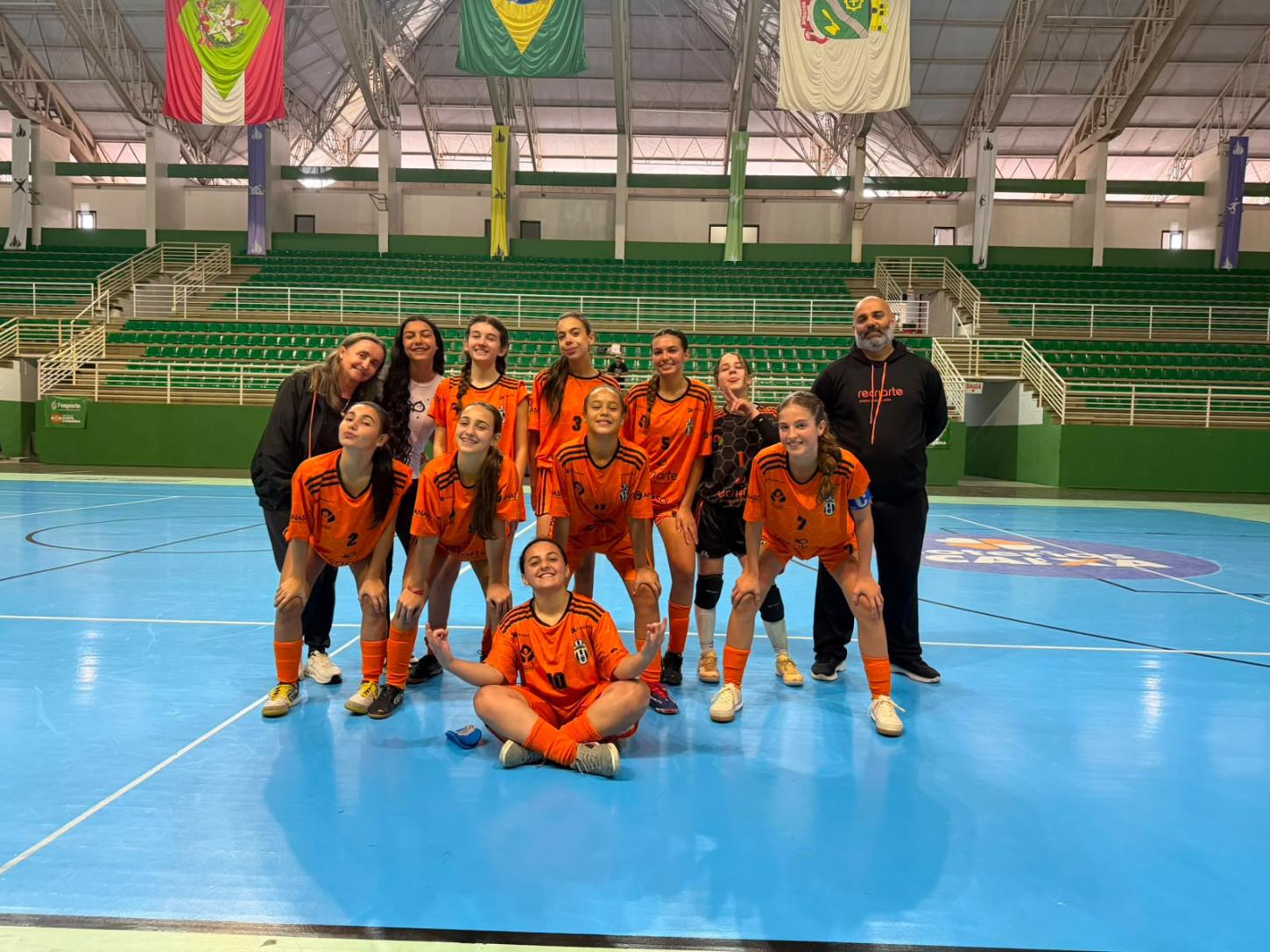 Colégio Recriarte coloca Camboriú no Estadual dos JESC com equipes feminina e masculina de futsal