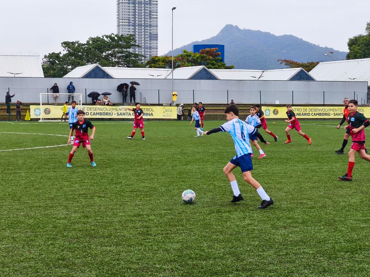 Começou a disputa: Copinha do Mundo 2026 movimenta o futebol de base em Balneário Camboriú 