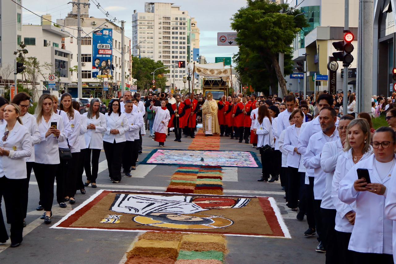 Corpus Christi reúne multidão de fiéis na Paróquia Santíssimo Sacramento, em Itajaí