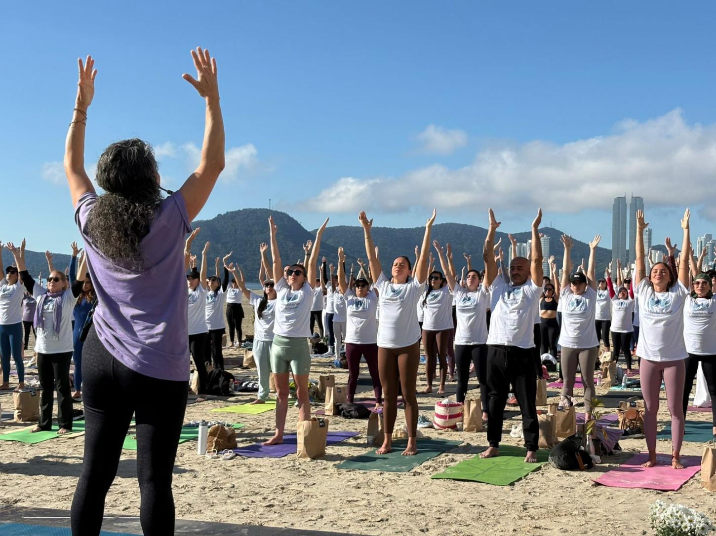 Dia Internacional do Yoga é celebrado com programação gratuita na Praia Central