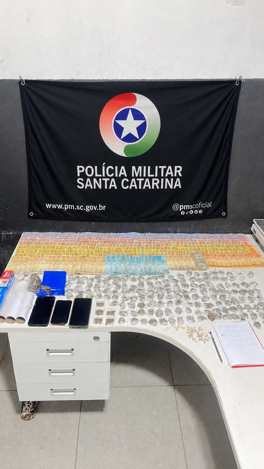 Dois homens e duas mulheres são presos por tráfico de drogas, associação para o tráfico, corrupção de menor e resistência