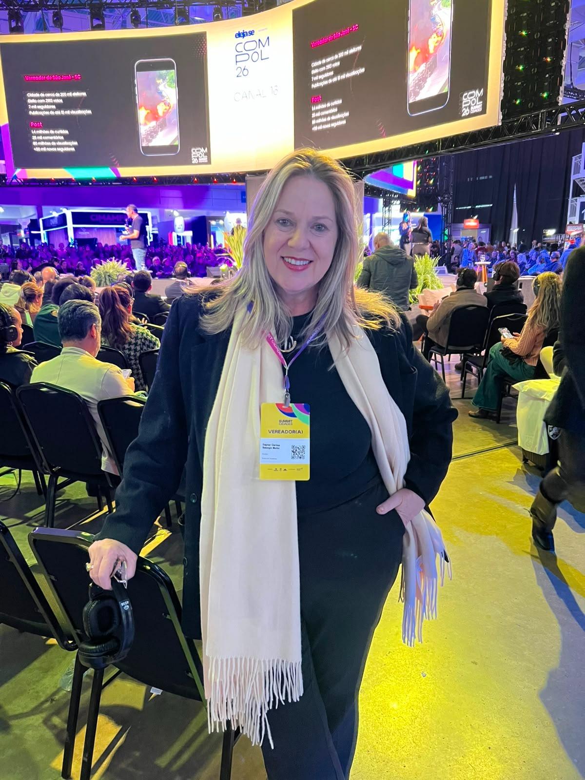 Em Florianópolis, vereadora Ciça Müller participa do COMPOL 2026 e fortalece diálogo sobre comunicação pública