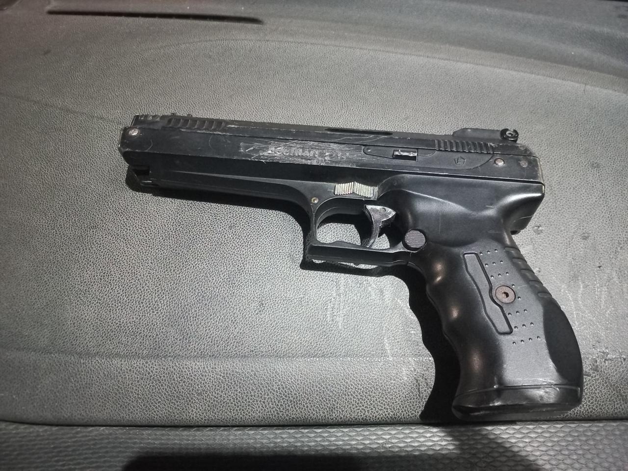 Homem é detido após ameaçar pessoas com simulacro de arma em Porto Belo