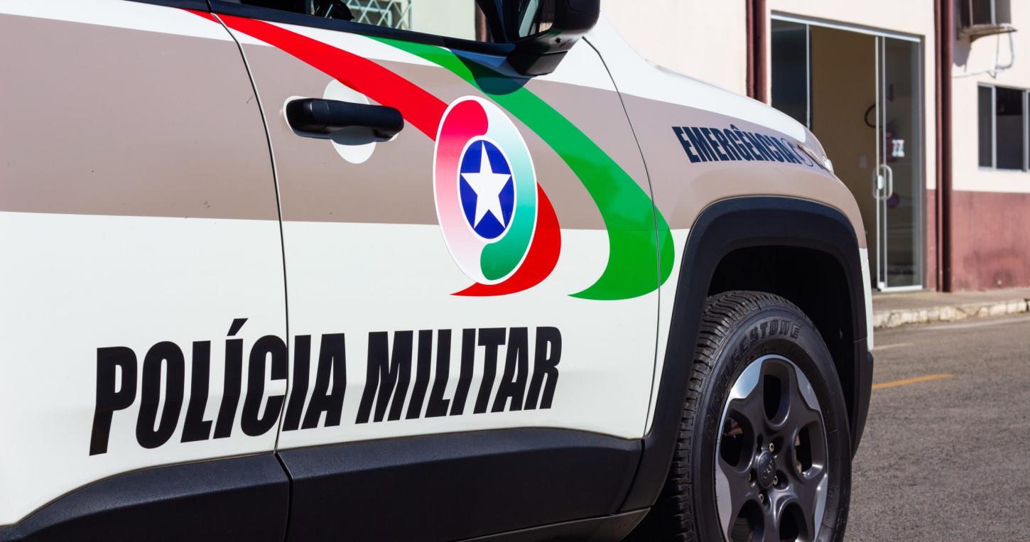 Homem em situação de rua danifica viatura da PM e atinge ciclista com golpe de faca