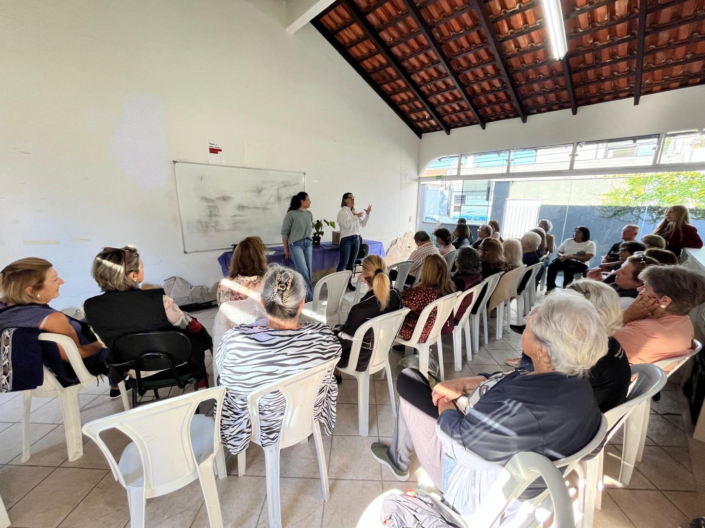 Idosos participam de roda de conversa sobre golpes na internet