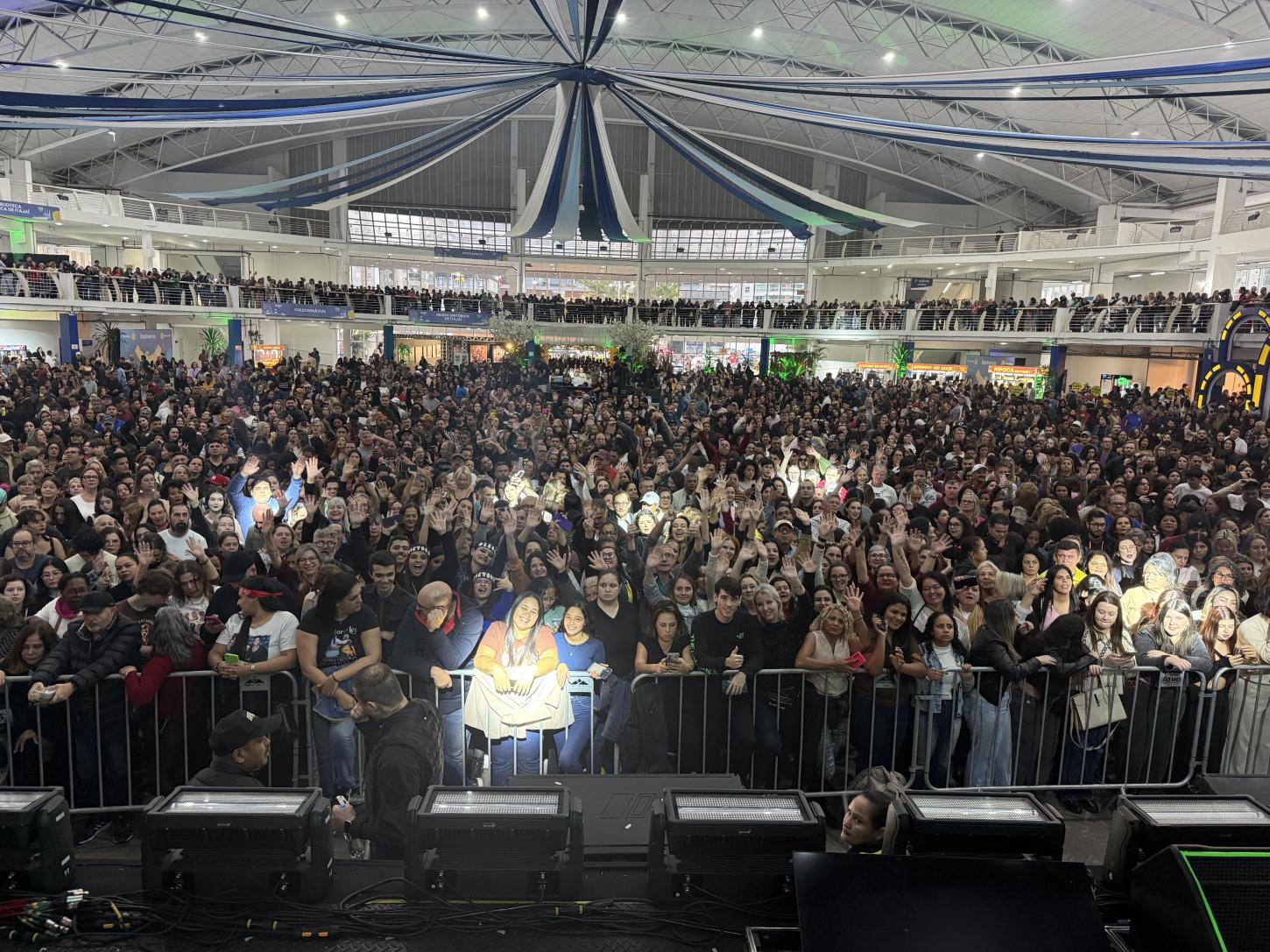 ITAJAÍ 166 ANOS: VICTOR E LEO REÚNE MULTIDÃO NO ÚLTIMO DIA DE FESTA