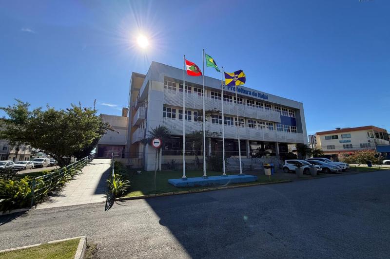 Itajaí promove seminário sobre REURB e entrega matrículas às famílias da Praia Brava