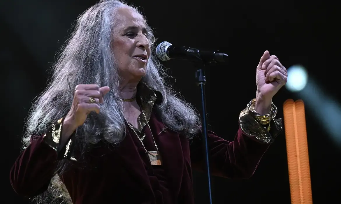 Maria Bethânia chega aos 80 anos como referência da música brasileira
