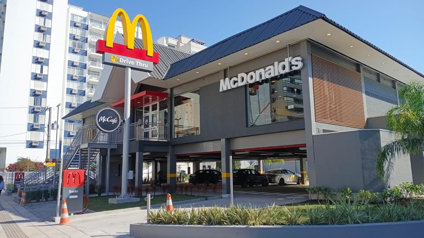 McDonald's inaugura quinta unidade em Blumenau com arquitetura inspirada na cultura germânica