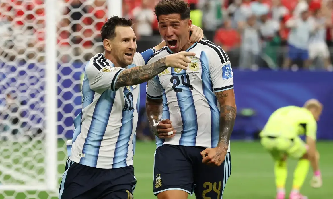 Messi se isola na artilharia das Copas e Argentina vai ao mata-mata