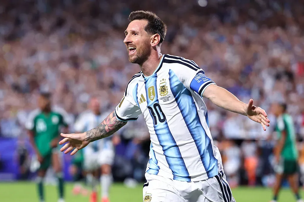 Messi vira maior artilheiro das copas e lidera Argentina em estreia