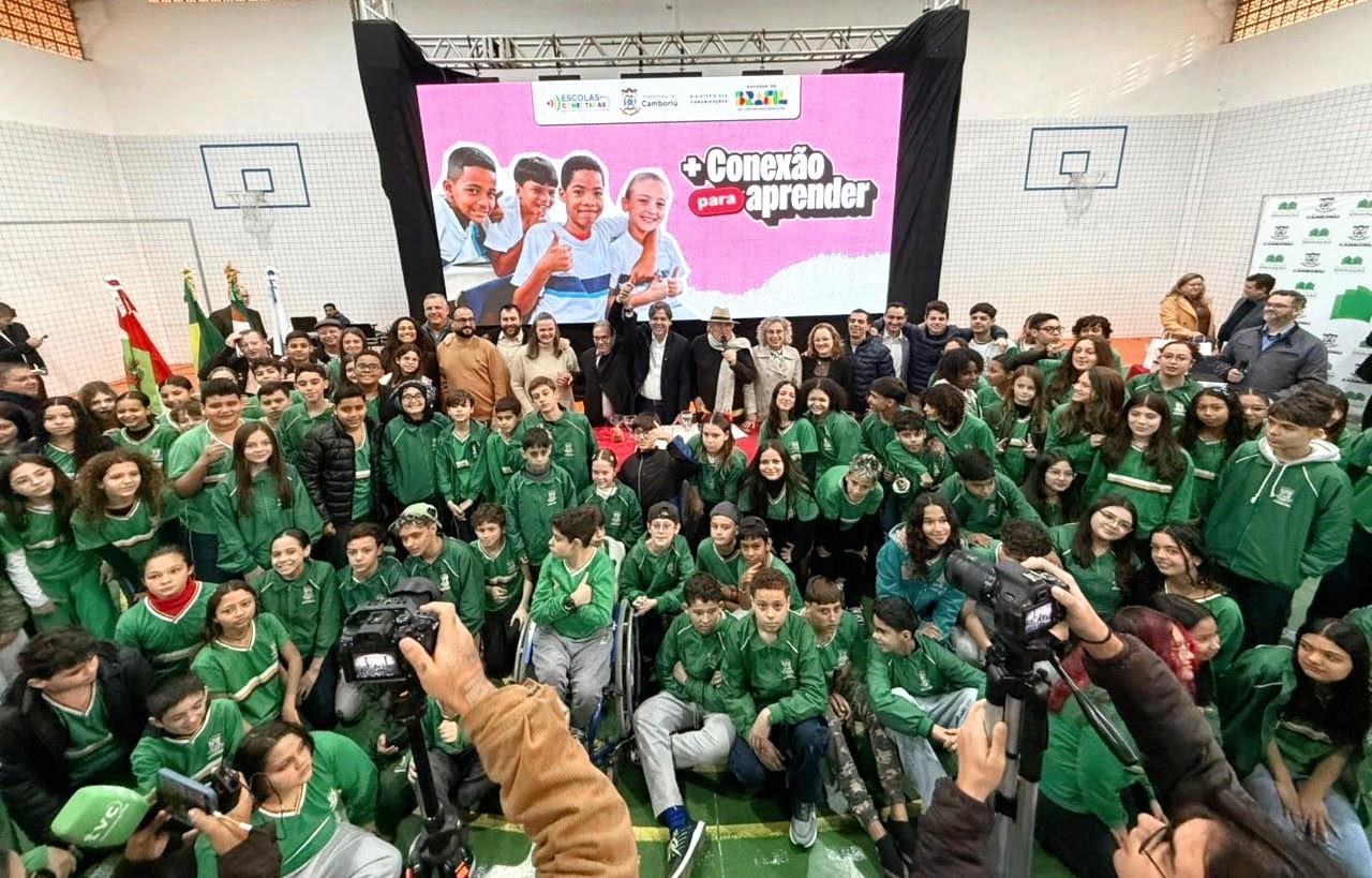 Ministro das Comunicações entrega computadores e participa de inauguração de laboratório de informática em Camboriú