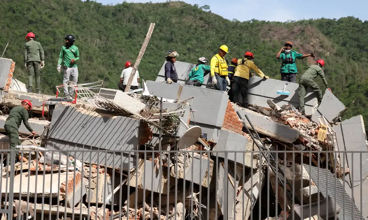 Número de mortos por terremoto na Venezuela sobe para 1.450