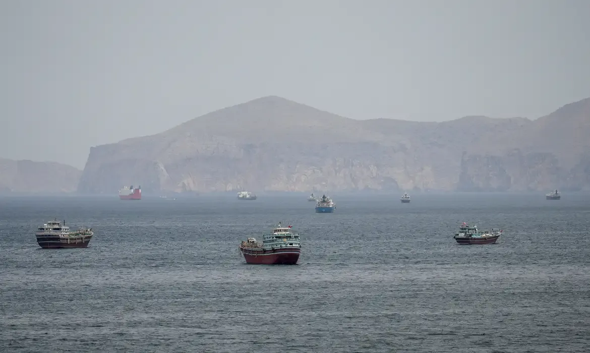 Petroleiro é atingido em Ormuz em meio a ataques entre Irã e EUA