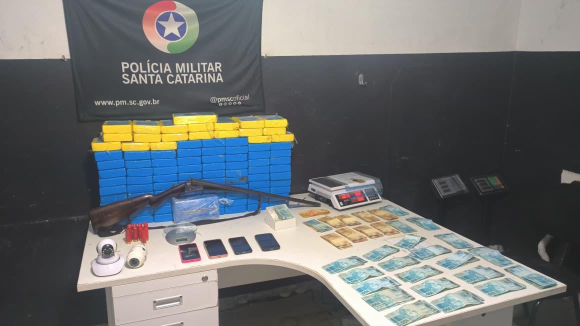 PM apreende mais de 102 quilos de cocaína em Itajaí e prende chefe de organização criminosa