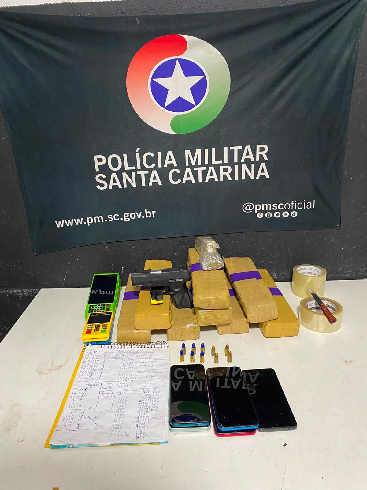 PM apreende mais de 7 quilos de maconha, arma com numeração suprimida e prende três pessoas por tráfico de drogas 