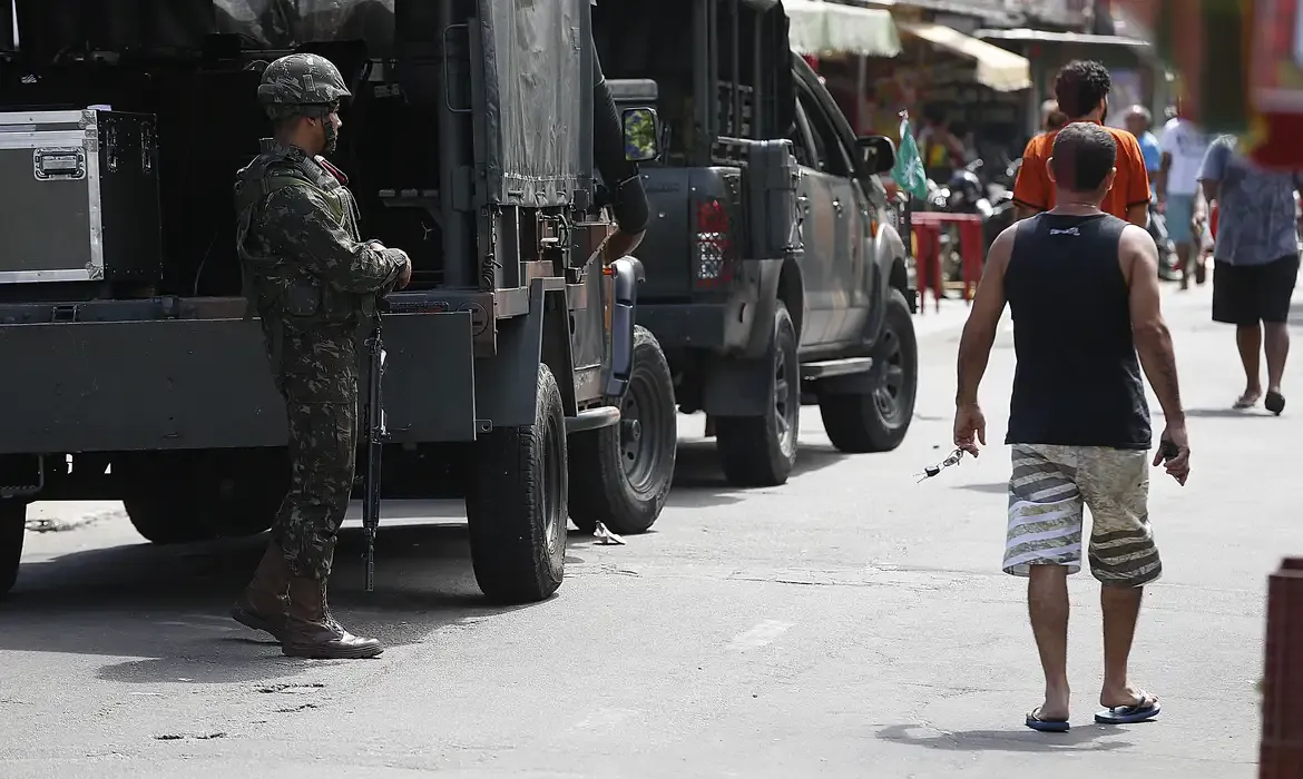 Polícia faz ação para cumprir 56 mandados de prisão na Maré, no Rio de Janeiro