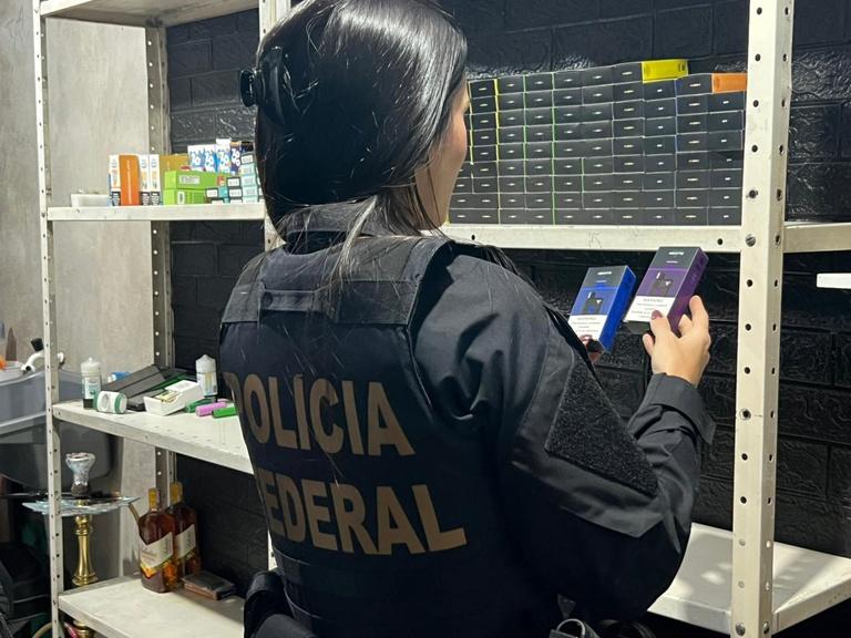 Polícia Federal faz operação contra contrabando e comércio ilegal de cigarros convencionais e eletrônicos