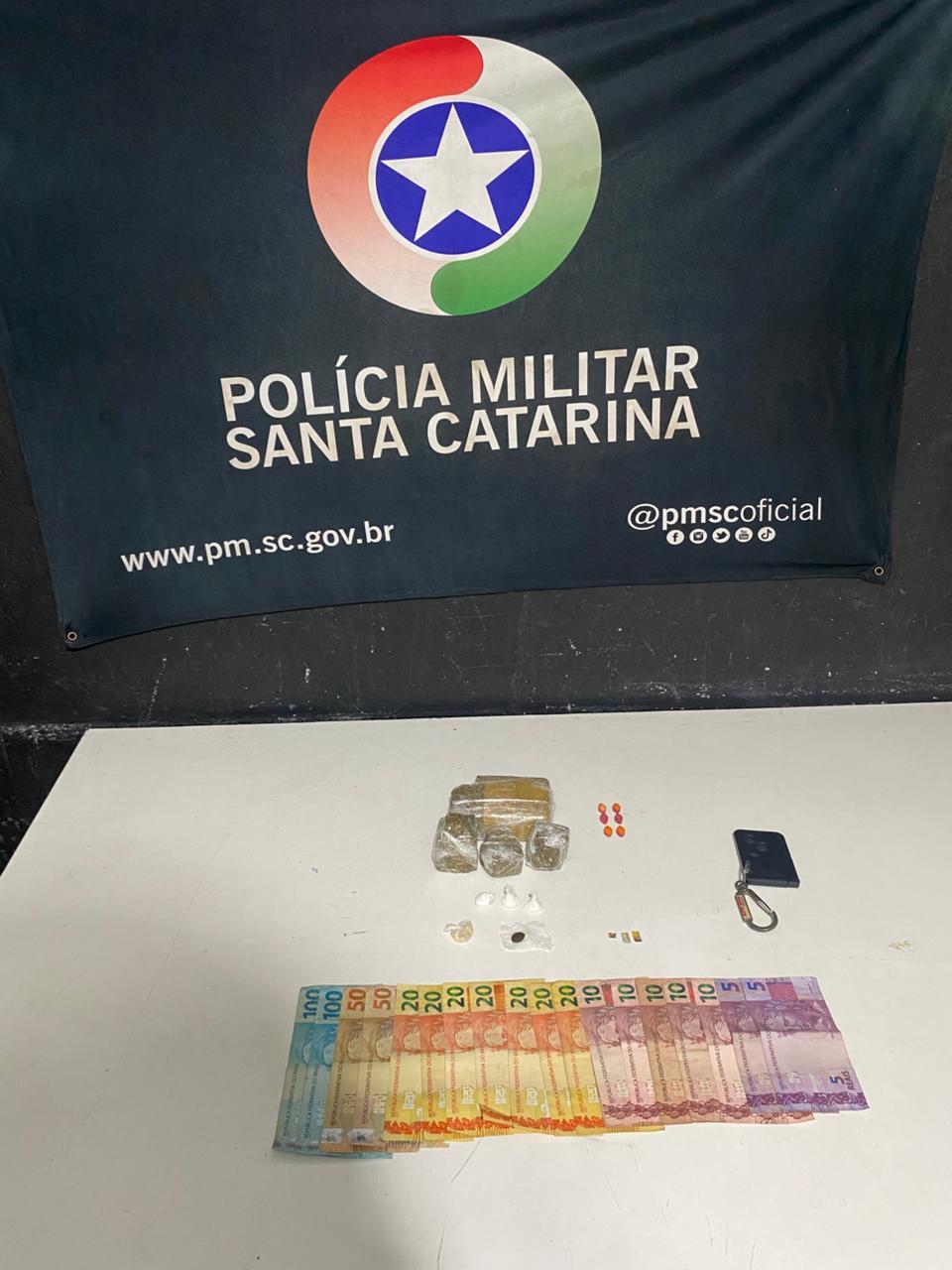 Polícia Militar apreende drogas e cumpre mandado de prisão após perseguição em Itajaí