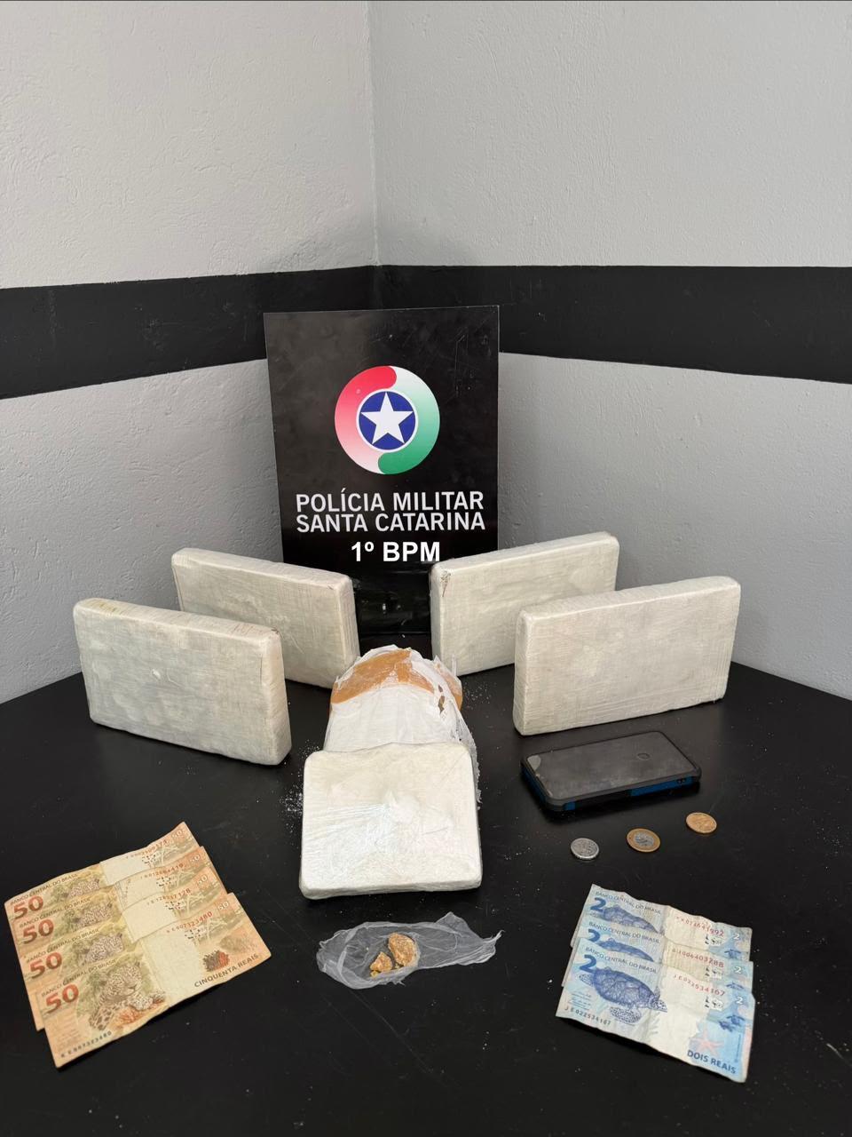 Polícia Militar apreende mais de 5 kg de cocaína após perseguição na BR-101
