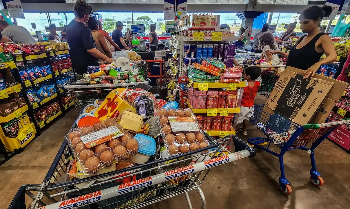 Prévia da inflação perde força pelo 2º mês e fecha abril em 0,41%