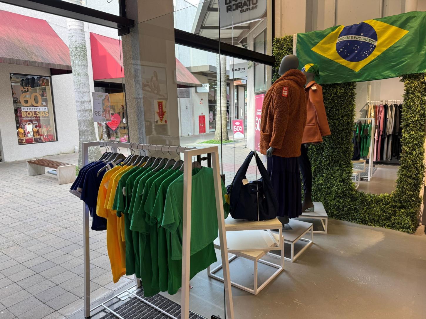 Público pode torcer pelo Brasil no Porto Belo Outlet Premium e concorrer à bola da Copa palpitando resultado dos jogos