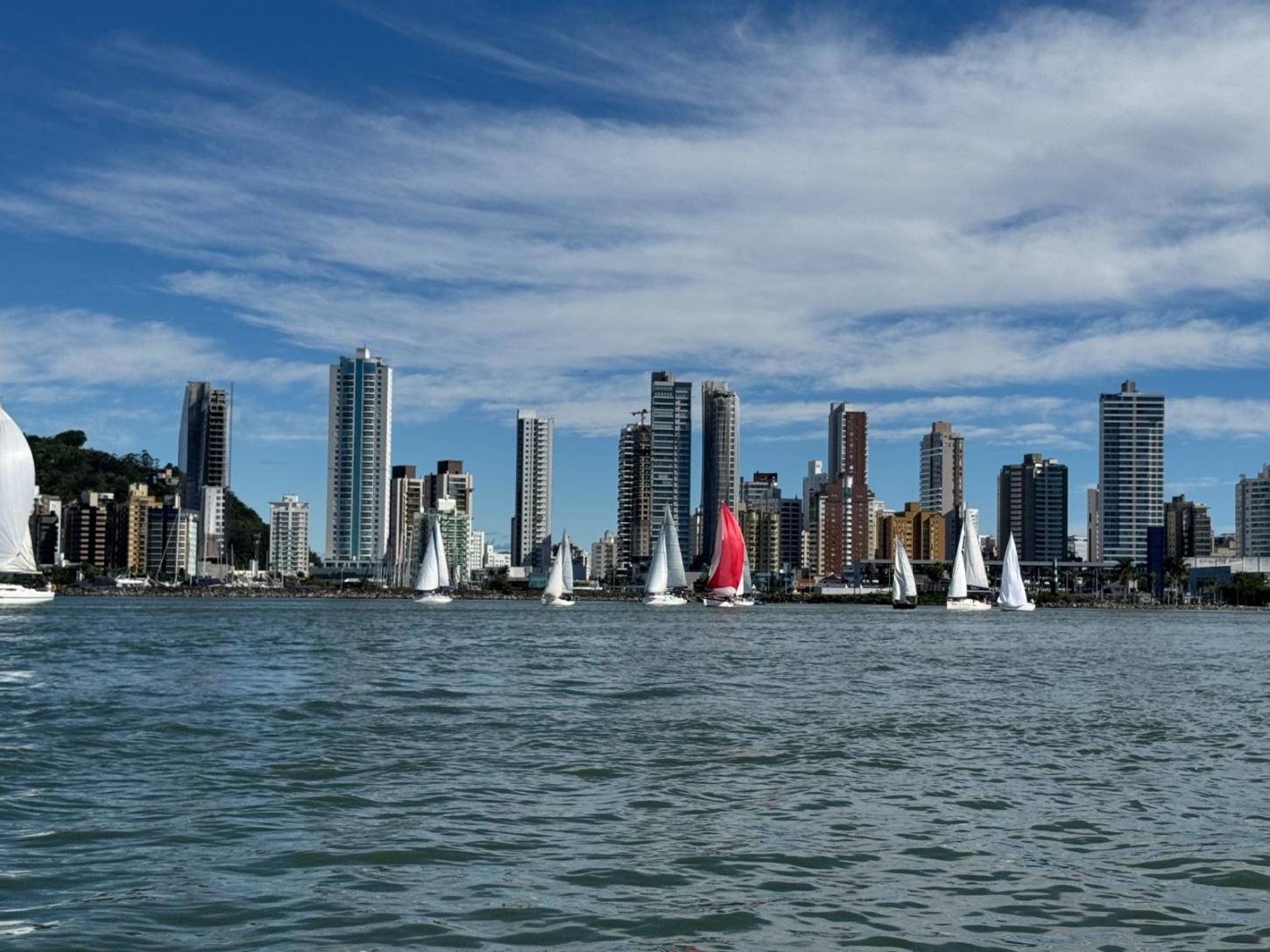 Regata Aniversário de Itajaí reúne 21 veleiros na segunda etapa do Circuito Marina Itajaí