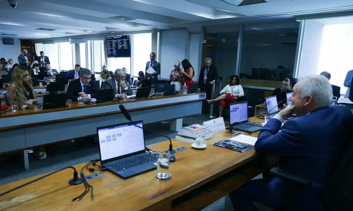 Senadores discutem ritmo de tramitação da PEC do fim da escala 6x1