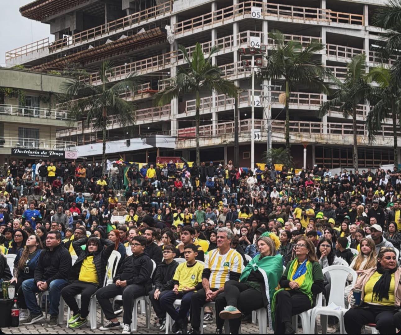 Torcida lota a Praça da Paz em Itapema para vitória do Brasil contra o Japão