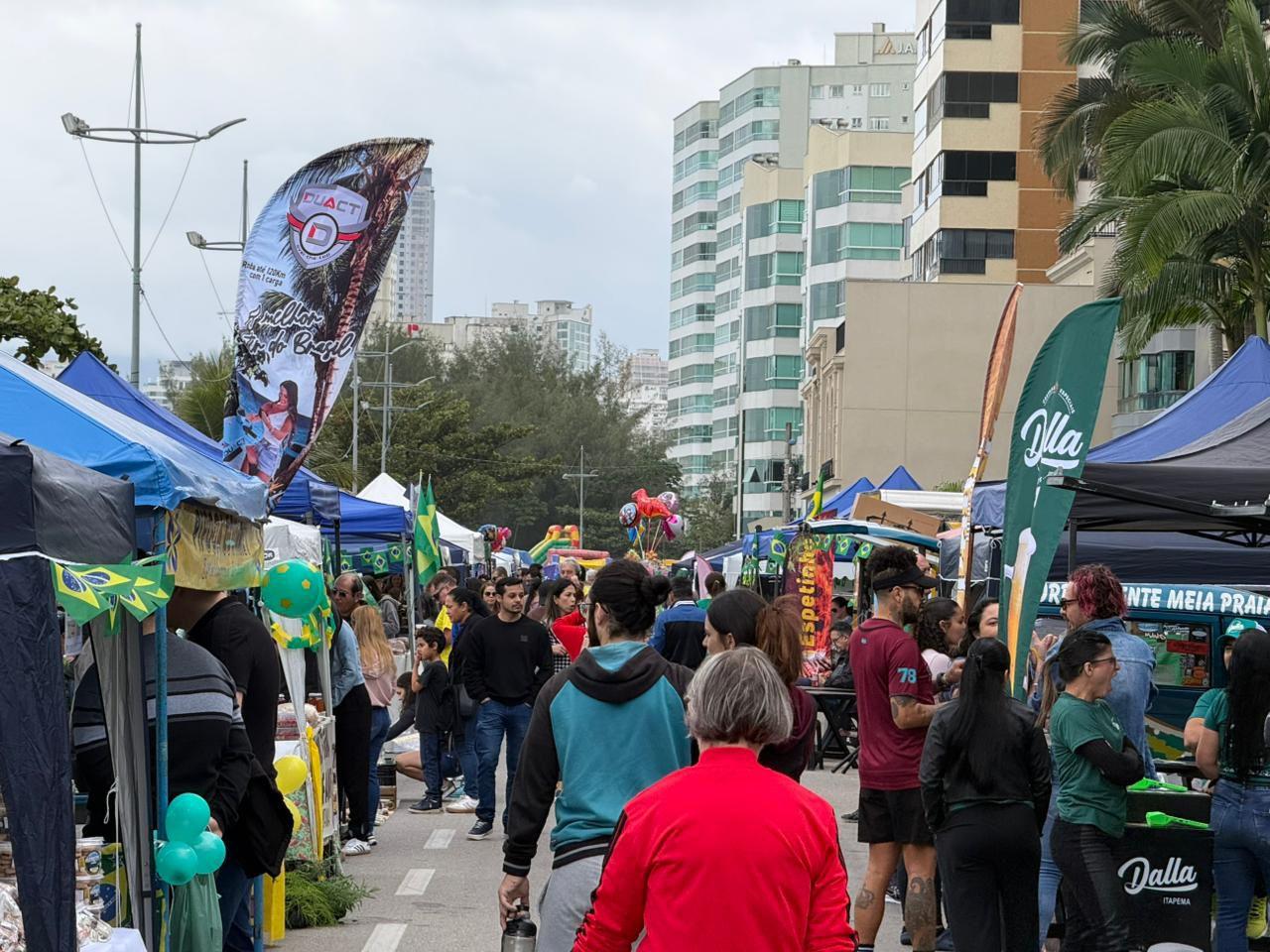 Viva Praia reúne famílias na Orla Central e celebra clima da Copa do Mundo