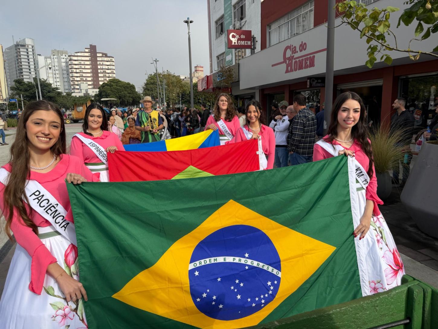 A roça invadiu a Hercíio Luz com o desfile da 40ª Festa do Colono