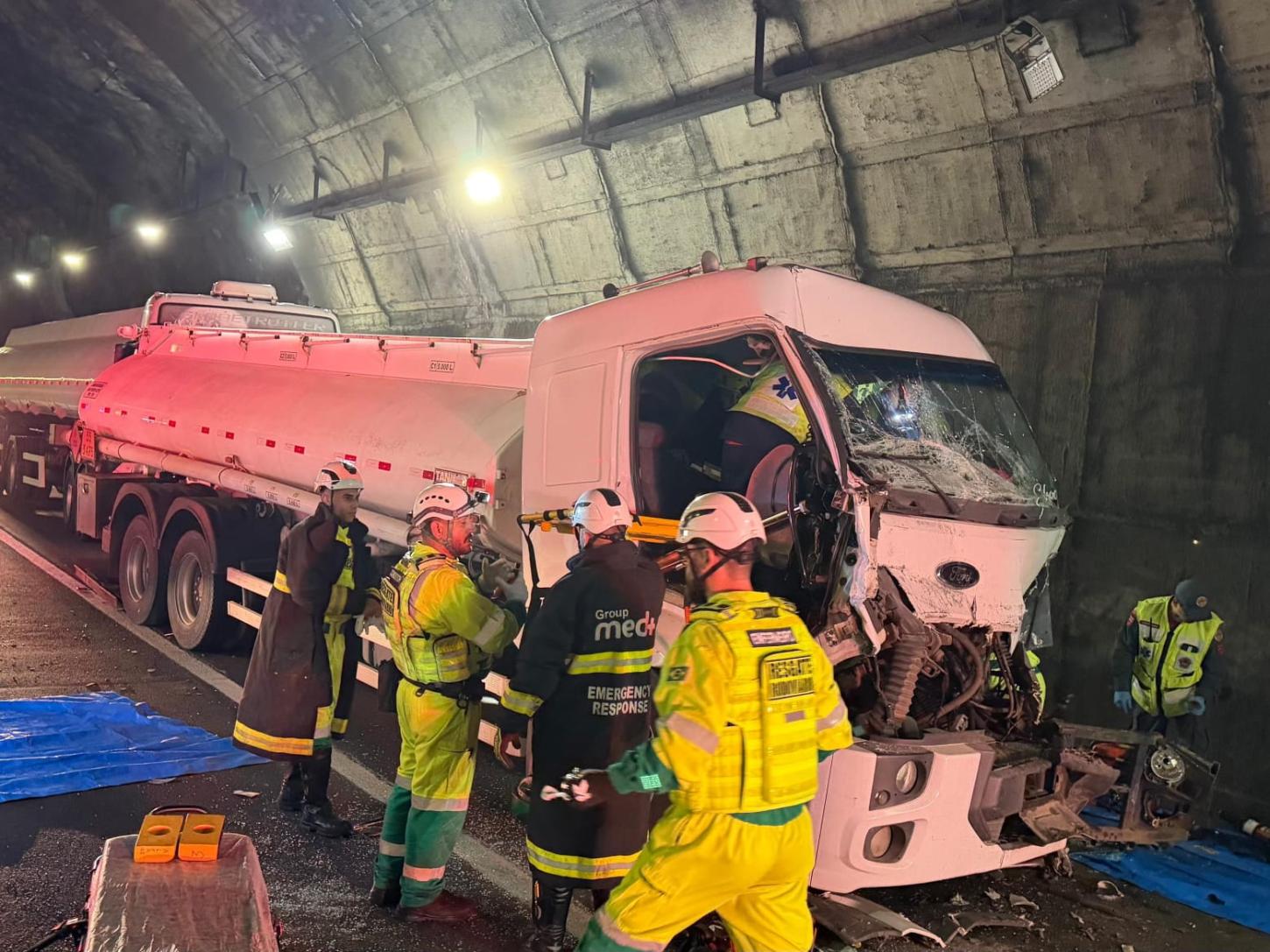 Acidente envolve quatro veículos de carga no Túnel do Morro do Boi