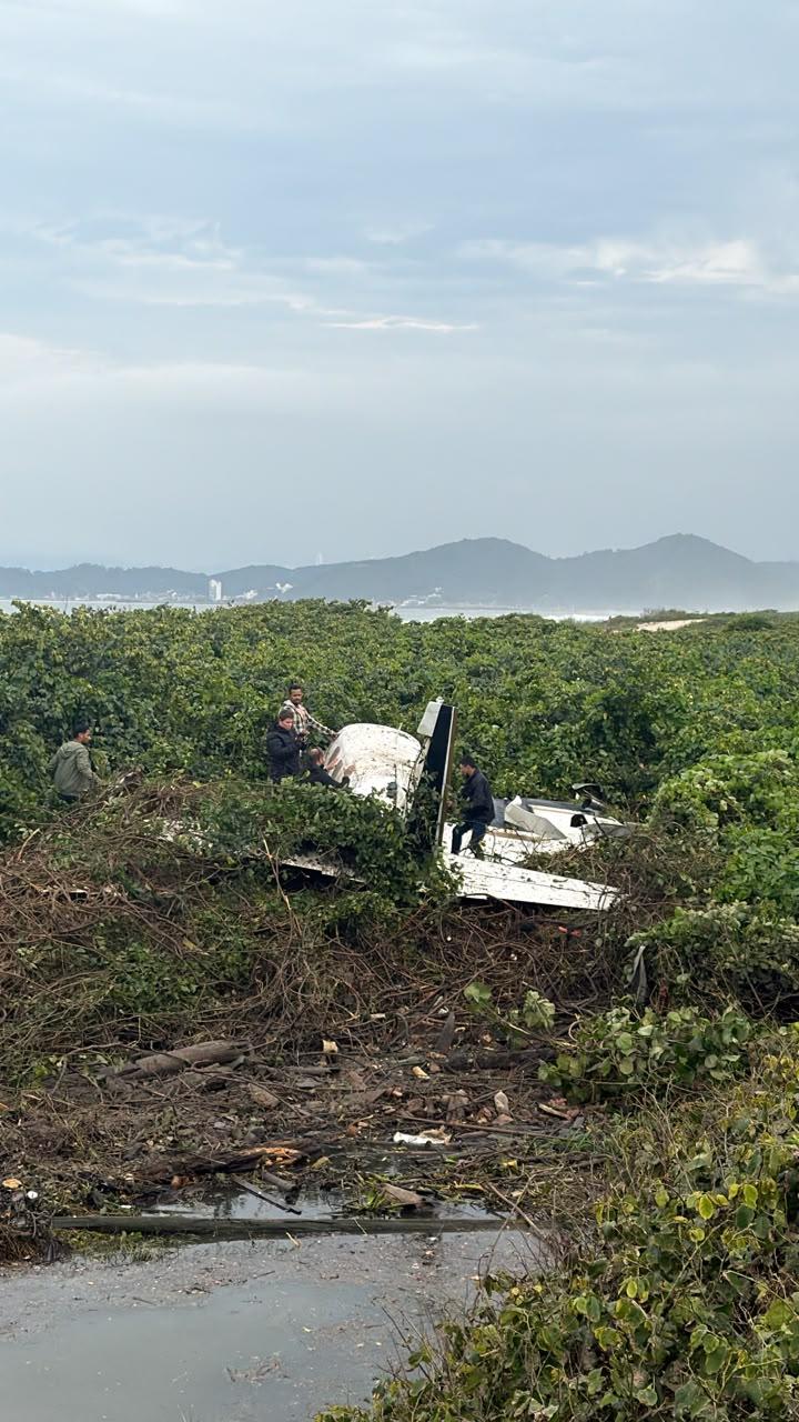 Avião de pequeno porte cai em Navegantes e deixa duas pessoas feridas