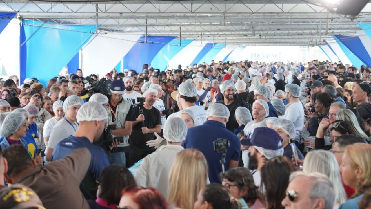Balneário Camboriú celebra 62 anos com tradicional corte dos bolos de aniversário