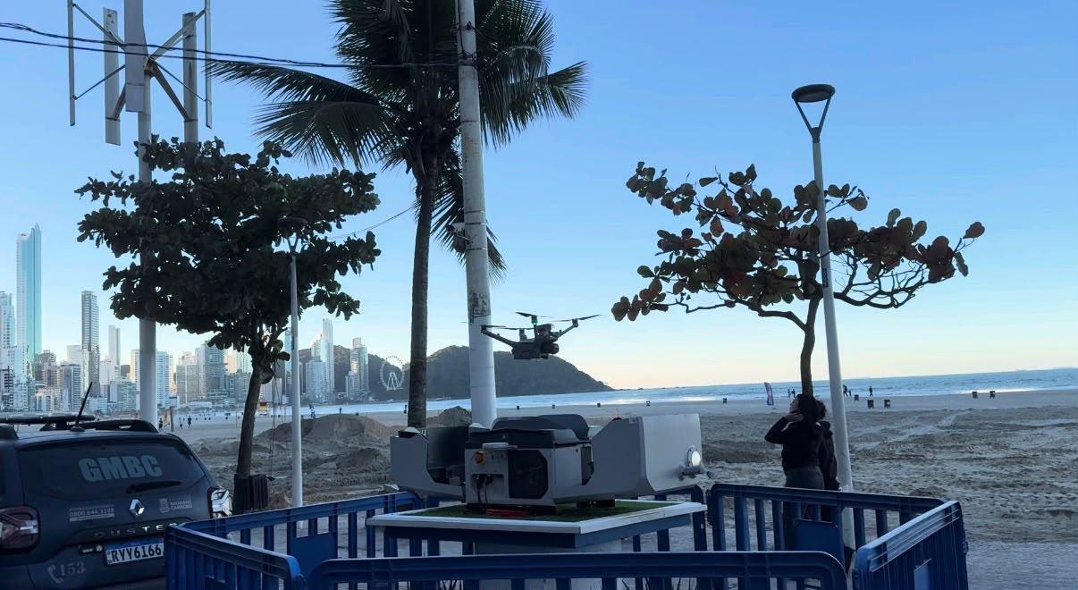 Balneário Camboriú inicia testes com drone automatizado para reforçar segurança pública