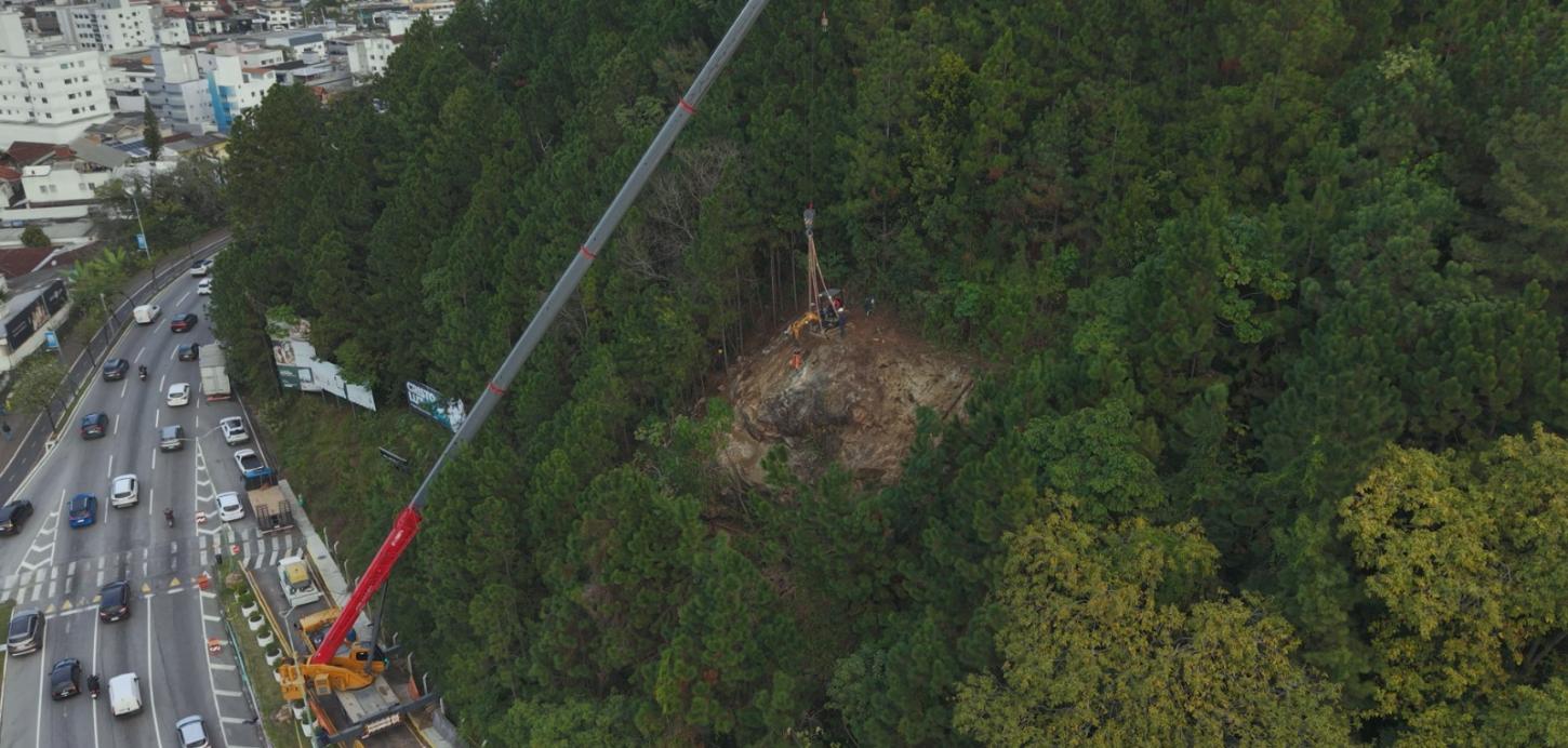 Balneário Camboriú: Limpeza geológica é concluída no talude da Rua Indonésia e obra avança para nova etapa