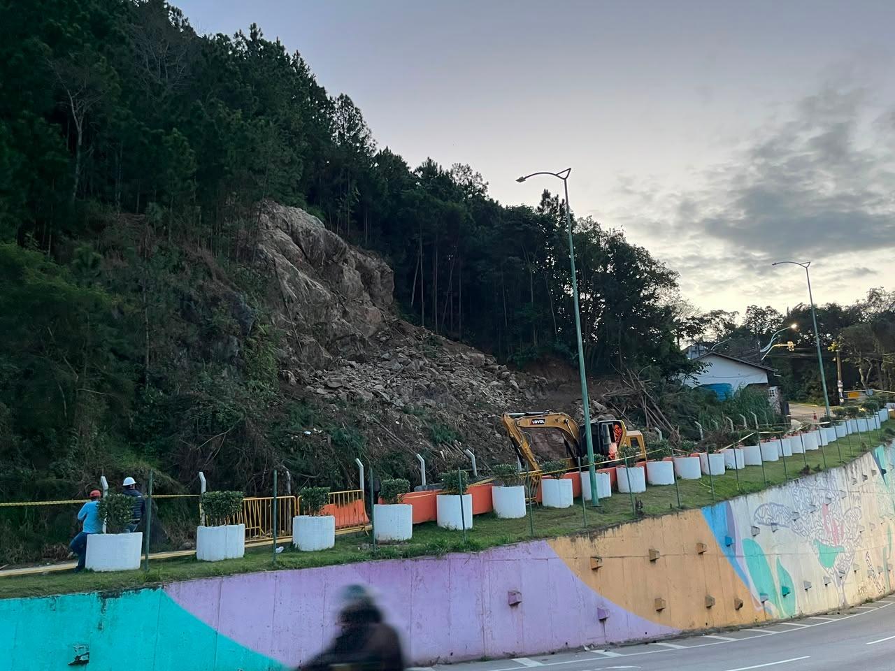 Balneário Camboriú: Obras emergenciais avançam e entram em fase final de contenção da encosta da Rua Indonésia