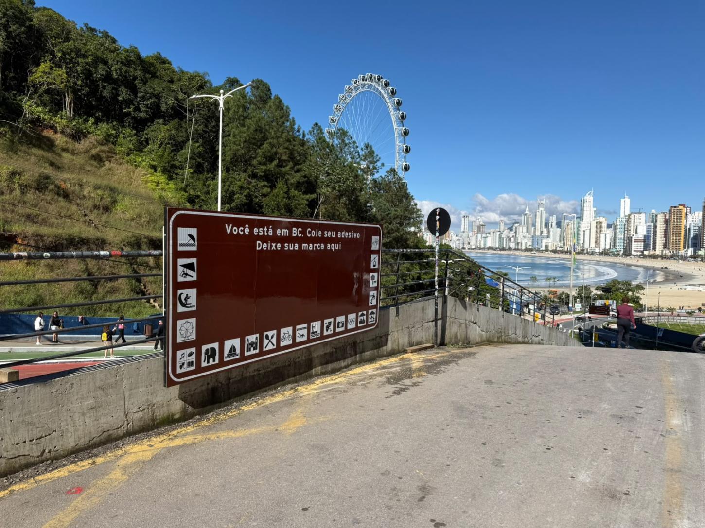 Cartão-postal de Balneário Camboriú ganha placa turística para colagem de adesivos
