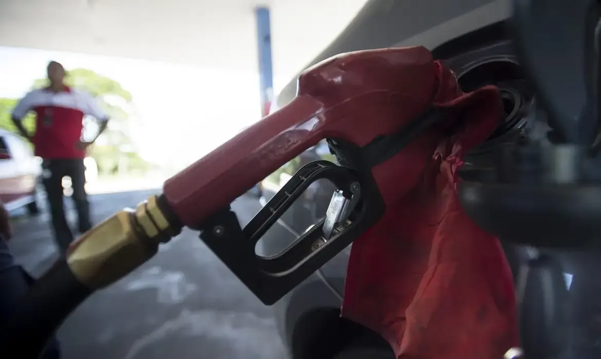 Com nova alta mundial do petróleo, governo mantém desconto na gasolina