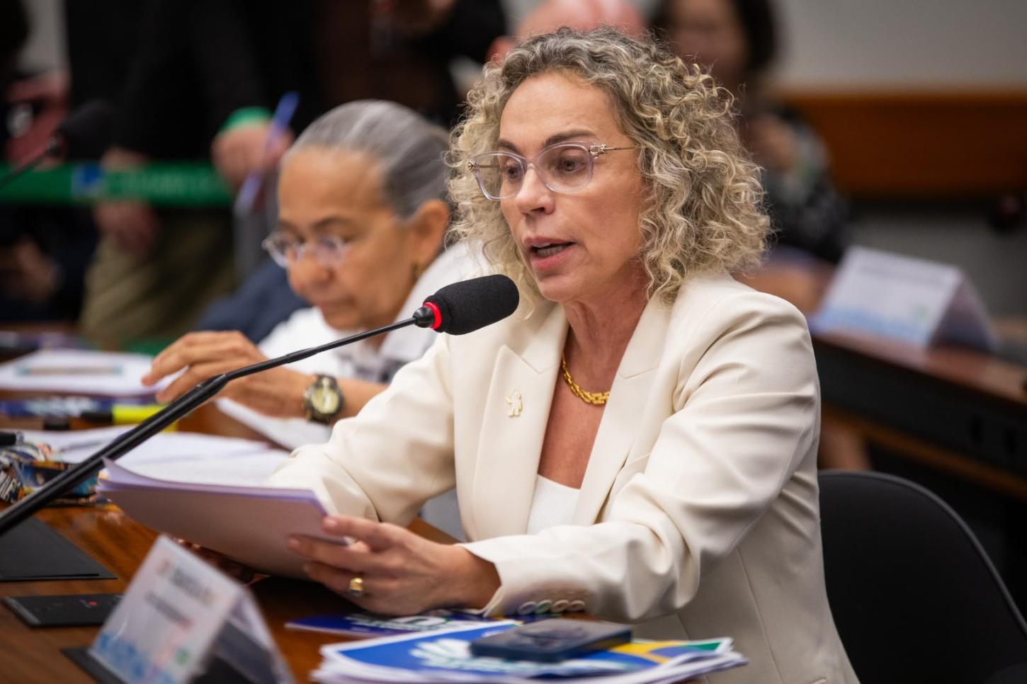 Comissão de Constituição e Justiça aprova parecer de Ana Paula Lima que torna nulo casamento de menores de 16 anos