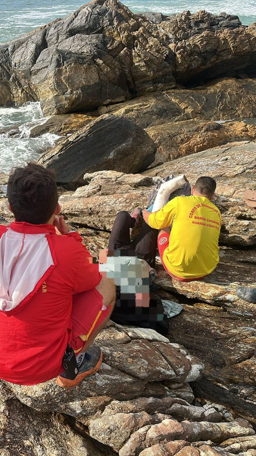 Corpo de Bombeiros resgata homem que caiu no Costão da Galheta