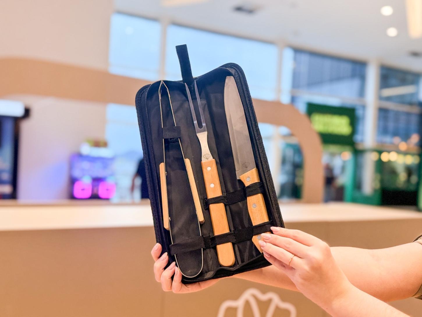 Dia dos Pais ganha sabor de encontro em família com kit churrasco personalizado no Itajaí Shopping 