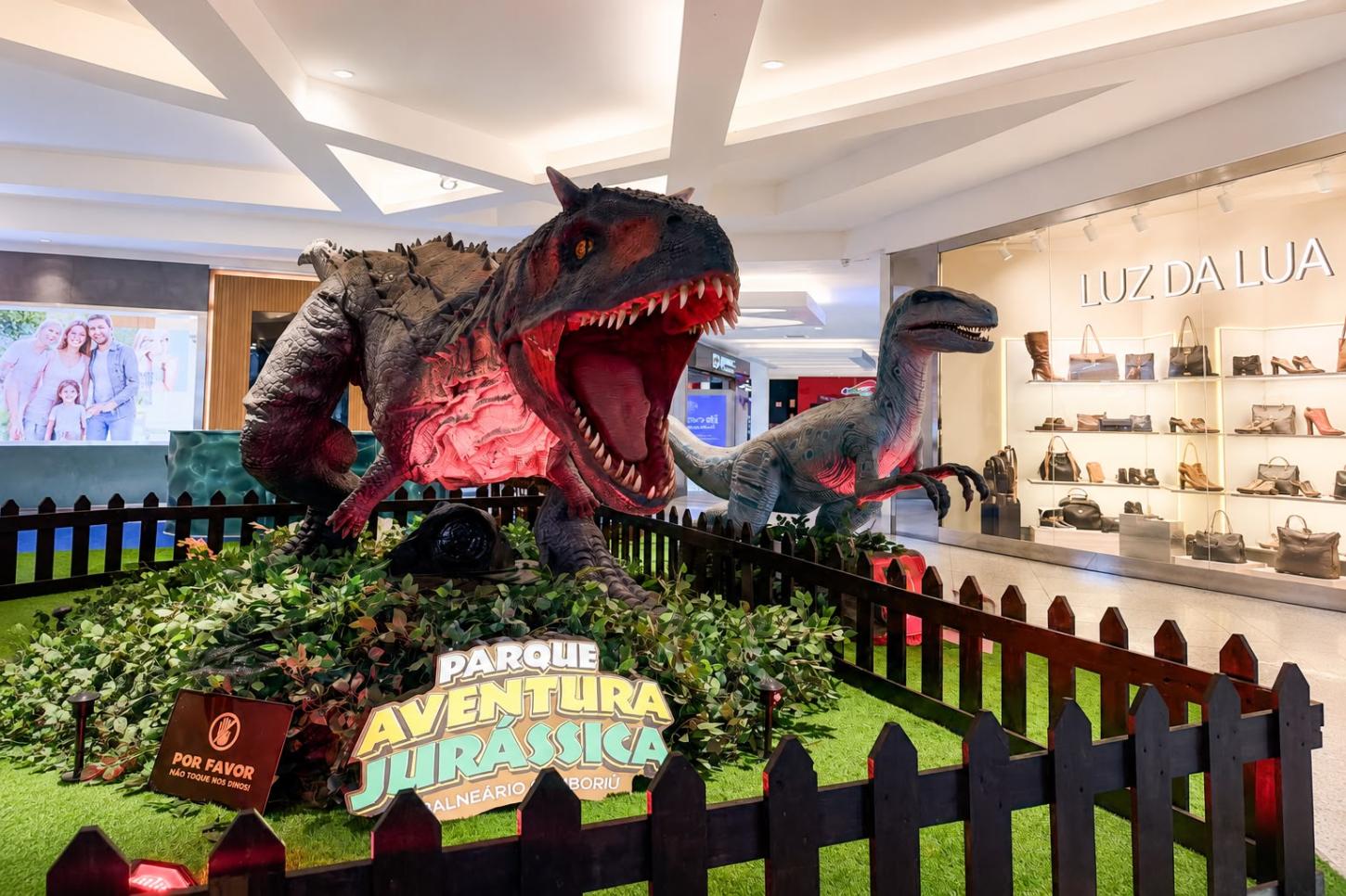 Dinossauros em tamanho gigante transformam as férias de julho em uma aventura no Itajaí Shopping