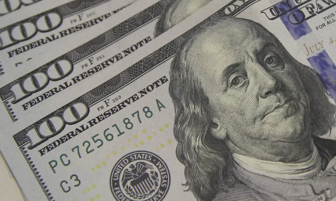 Dólar cai ao menor nível em quase dois meses, com alívio externo