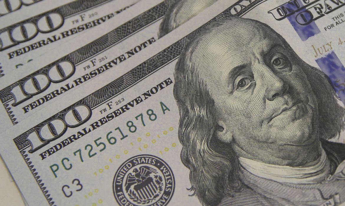 Dólar encosta em R$ 5,10 com tarifaço e tensão global