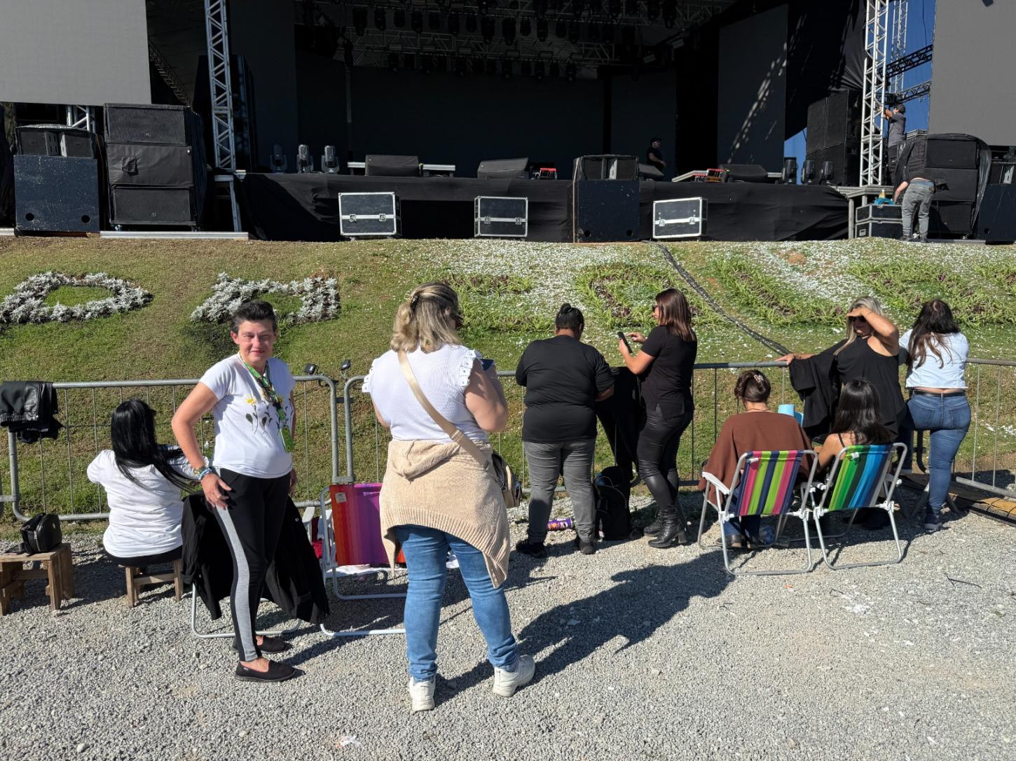 Fãs chegam cedo para garantir lugar no show de Zezé di Cmargo na Festa do Colono