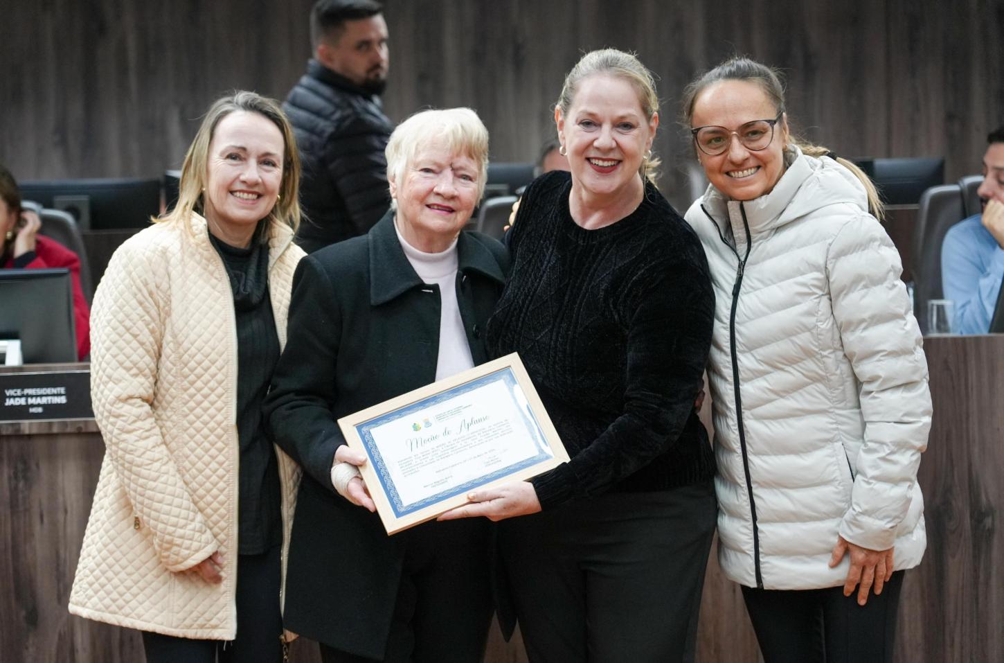Geni Franke Martins é homenageada pela vereadora Ciça Müller na Câmara de Balneário Camboriú