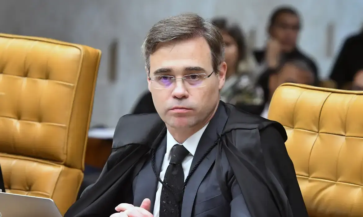 Mendonça autoriza Polícia Federal a investigar repasses para filme sobre Bolsonaro