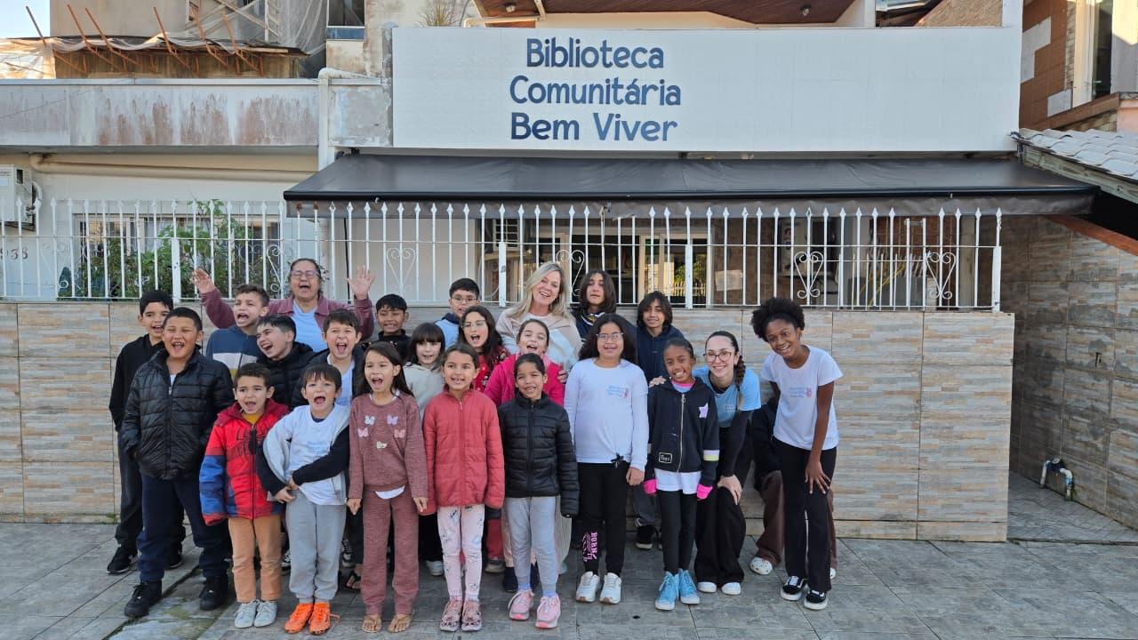 No aniversário do ECA, vereadora Ciça Müller visita Biblioteca Bem Viver e ressalta o acesso à leitura e à educação